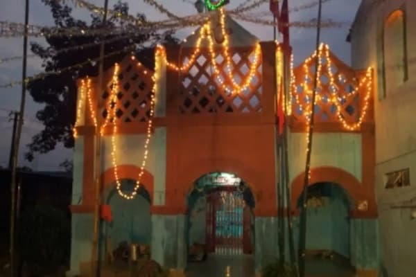 Ranchi : ठाकुरगांव का 300 साल पुराना भवानी-शंकर मंदिर आज भी रहस्य और आस्था का प्रतीक, गर्भगृह में दर्शन वर्जित, नवरात्र में होती है गोपनीय पूजा