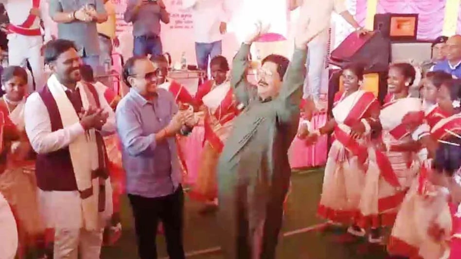'डम डम डिगा डिगा' गाने पर झूमने लगे हेमंत सोरेन के मंत्री और विधायक, वीडियो हुआ सोशल मीडिया वायरल