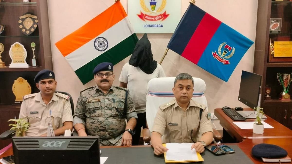 लोहरदगा में ब्राउन शुगर सप्लायर गिरफ्तार, पुलिस ने 11 पुड़िया बरामद की।