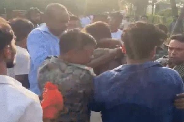 प्रतिबंधित मांस ले जाने पर हुई जबरदस्त पिटाई, पुलिस को सौंपा