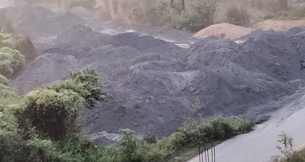 JAMSHEDPUR : सुंदरनगर के लटकूगोड़ा पुलिया किनारे फ्लाई ऐस गिराने पर भड़के लोग, आधी रात बाद की है घटना, लोगों ने कहा- दो दिनों से हो रही है परेशानी