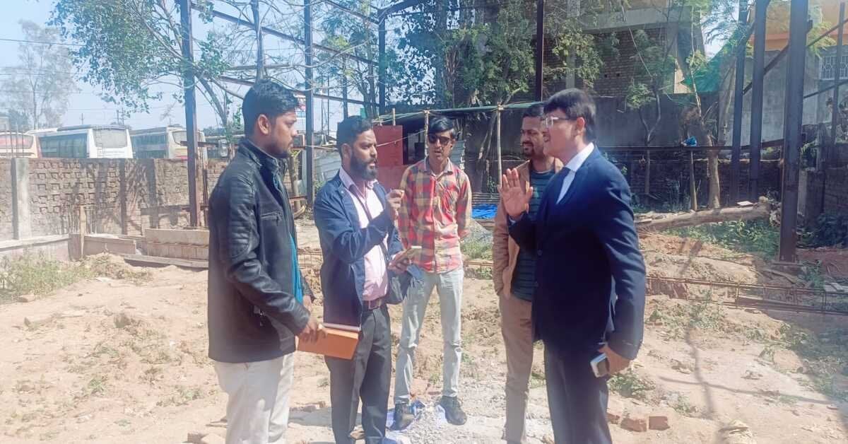 RANCHI NEWS: अपर प्रशासक पहुंचे आईटीआई बस स्टैंड MRF CENTER, विरोध करने वालों से वार्ता में नहीं निकला समाधान
