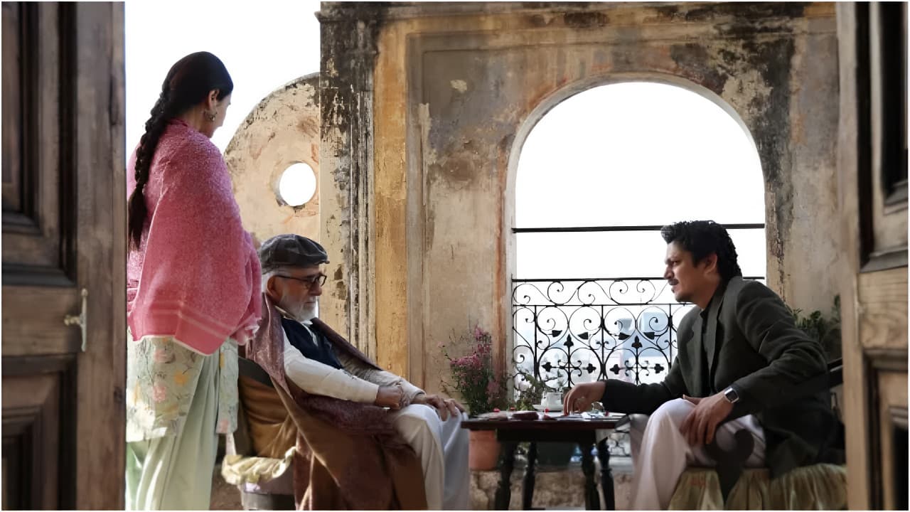 नसीरुद्दीन शाह ने हर लाइन से जीता दिल, 'गुस्ताख इश्क' में दिखीं विजय वर्मा-फातिमा सना शेख की इंटेंस लव स्टोरी | Naseeruddin Shah wins hearts in Vijay Varma Fatima Sana Shaikh film Gustakh Ishq