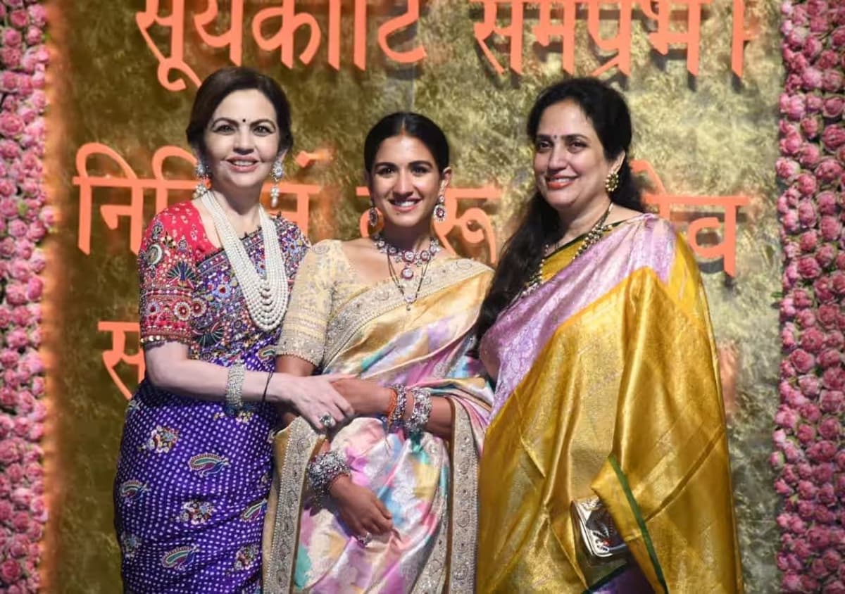 नीता अंबानी के स्वदेश समारोह में सितारों की धूम, बहू ने बिखेरा जादू
