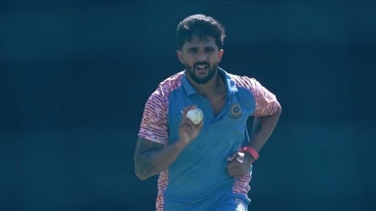 टीम इंडिया से बाहर चल रहे ऑलराउंडर ने ली हैट्रिक, वीडियो में देखें SMT में किस पर कहर बनकर बरसे नीतिश कुमार रेड्डी | The all-rounder, who is currently out of Team India, took a hat-trick. Watch the video to see who Nitish Kumar Reddy wreaked havoc on in SMT.