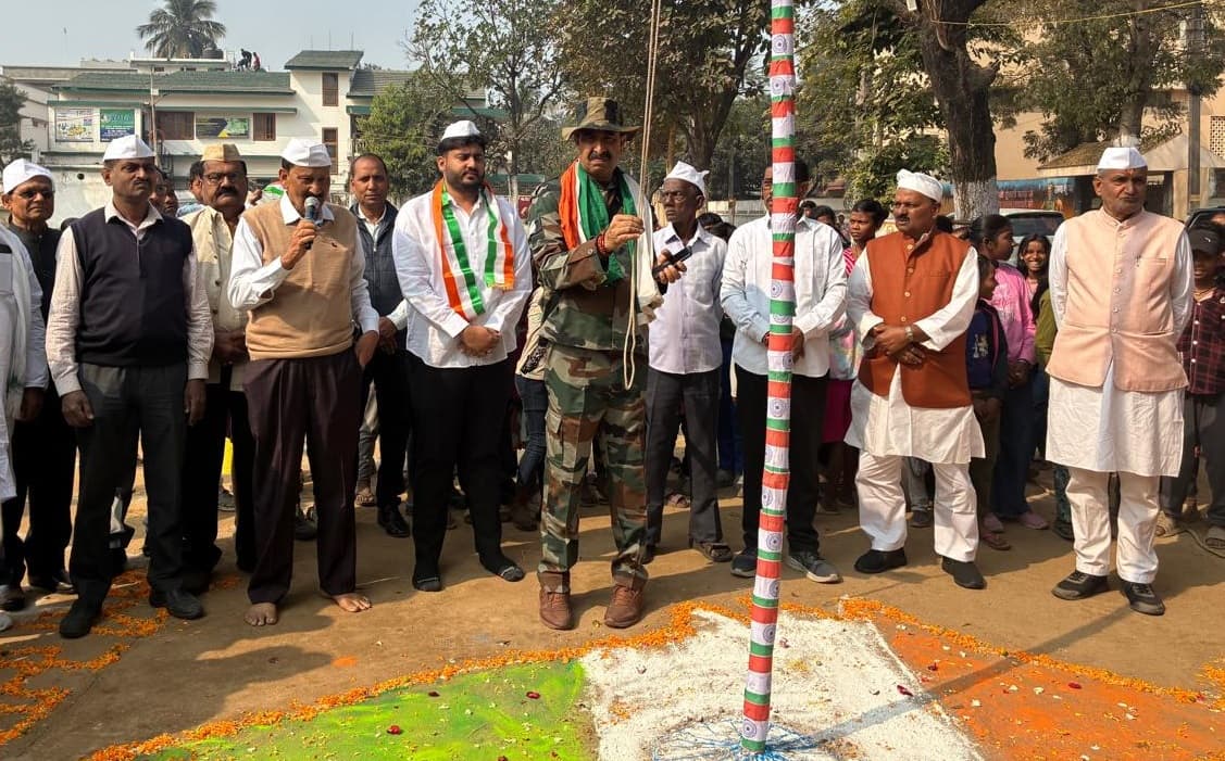 ADITYAPUR : पूर्व विधायक अरविंद सिंह की अगुवाई में प्रवीण सेवा संस्थान की ओर से एम-9 दुर्गापूजा मैदान में फहराया गया राष्ट्रीय ध्वज, खेलकूद प्रतियोगिताओं का भी किया गया आयोजन