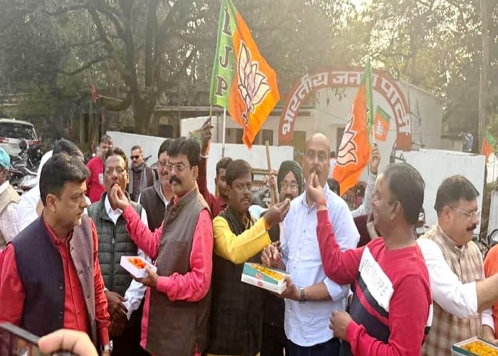 Jamshedpur : नितिन नबीन के राष्ट्रीय अध्यक्ष बनने पर भाजपा जमशेदपुर महानगर के कार्यकर्ताओं ने लड्डू बांटकर साझा की खुशियां, महानगर अध्यक्ष संजीव सिन्हा ने कहा-पार्टी में नए युग की शुरुआत
