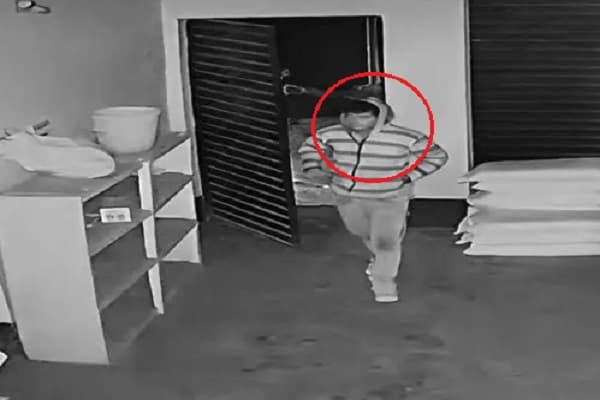 Jamshedpur : बिरसानगर में चोरों के हौसले बुलंद, राशन गोदाम से 30 हजार रुपये का सामान चोरी, सीसीटीवी में कैद हुई पूरी वारदात