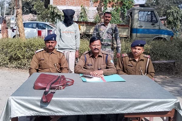 Jamshedpur : सोनारी के वर्धमान ज्वेलर्स में हुई लूट मामले में फरार आरोपी गिरफ्तार