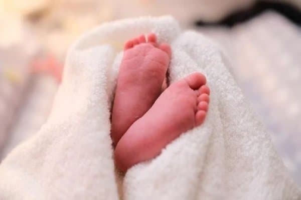 नवजात चोरी की अफवाह झूठी, माता-पिता ने खुद दूसरे को सौंपा था बच्चा।