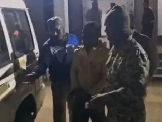 पाकुड़ नगर थाना पुलिस ने पश्चिम बंगाल के मोस्ट वांटेड अपराधी को पकड़ लिया।