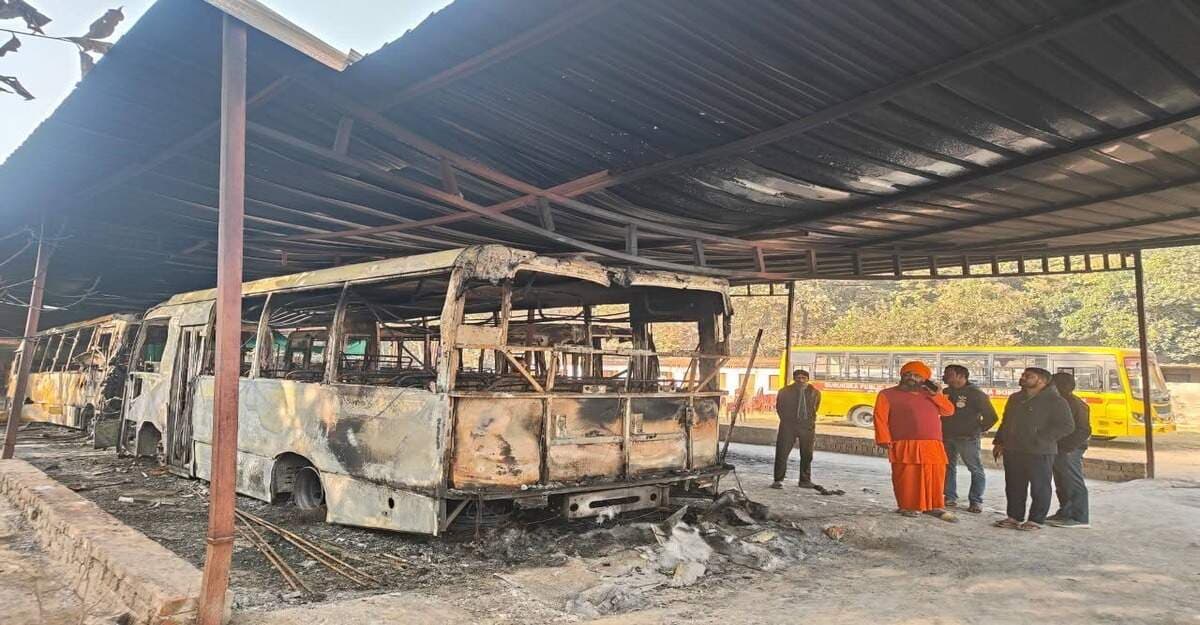 Bokaro School Fire Incident : बोकारो में बदमाशों ने गुरुकुल में लगाई आग, तीन बस और टाटा मैजिक जलकर राख