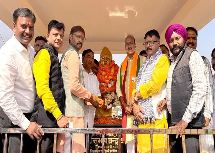 जमशेदपुर महानगर के भाजपा कार्यकर्ताओं ने पराक्रम दिवस के रूप में मनाई नेताजी सुभाष चंद्र बोस की 129वीं जयंती, प्रतिमा पर माल्यार्पण कर किया नमन