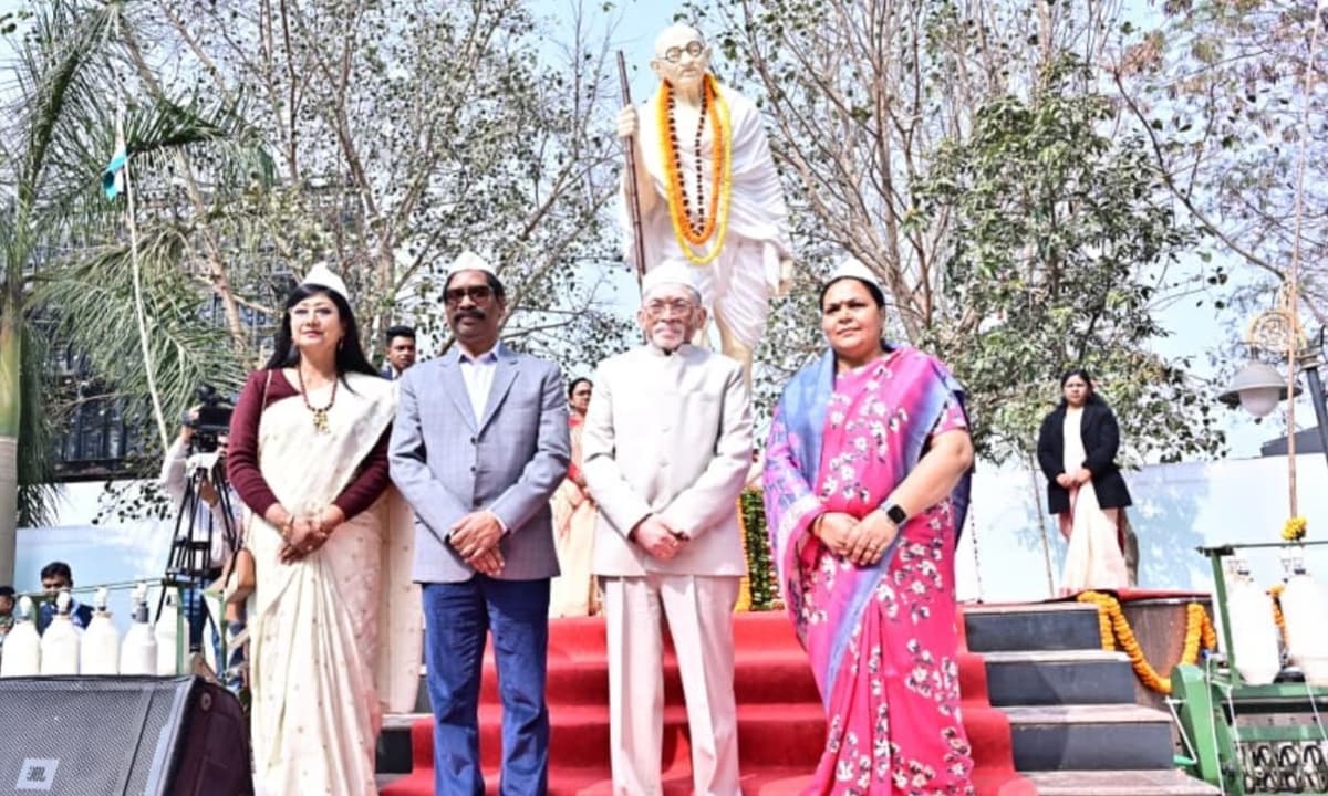 महात्मा गांधी की पुण्यतिथि पर राज्यपाल और मुख्यमंत्री ने बापू वाटिका में श्रद्धांजलि अर्पित की।