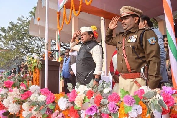 स्वास्थ्य मंत्री डॉ. इरफान अंसारी ने जामताड़ा में तिरंगा फहराकर सेवा और एकता का दिया संदेश।
