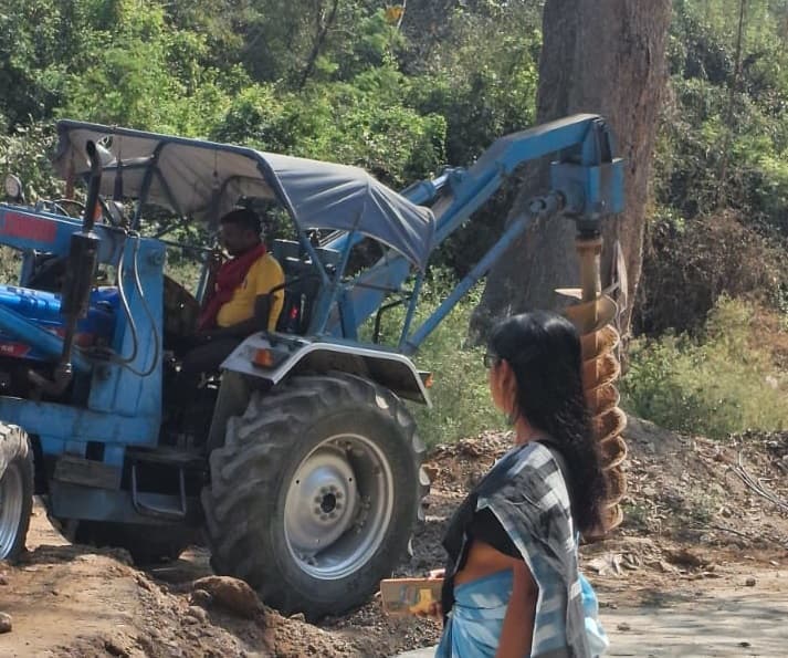 ADITYAPUR : जयप्रकाश उद्यान सड़क से हटाया गया बिजली का खंभा, रंग लाया पूर्व पार्षद नीतू शर्मा का प्रयास, देखिए (VIDEO)