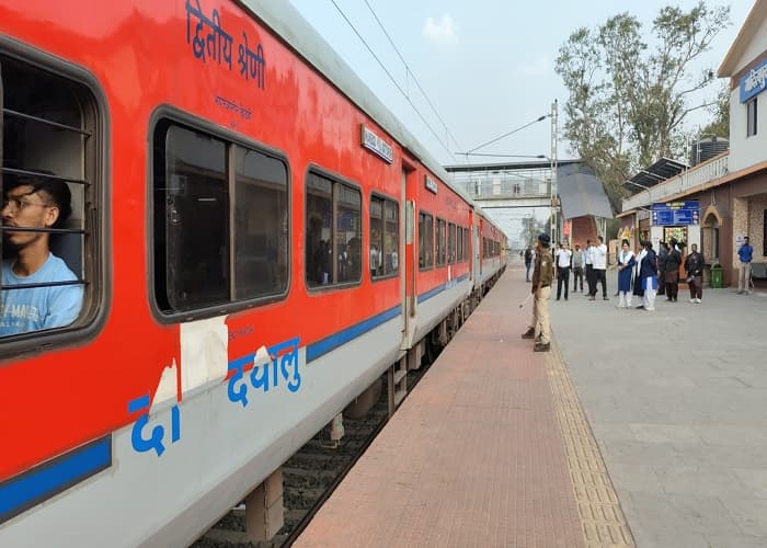 Adityapur Railway Station : आदित्यपुर से शुरु हुआ सुवर्णरेखा एक्सप्रेस का परिचालन, महिला रेल कर्मियों का किया गया उत्साहवर्धन, अब ट्रेनों का नया केंद्र बनेगा स्टेशन