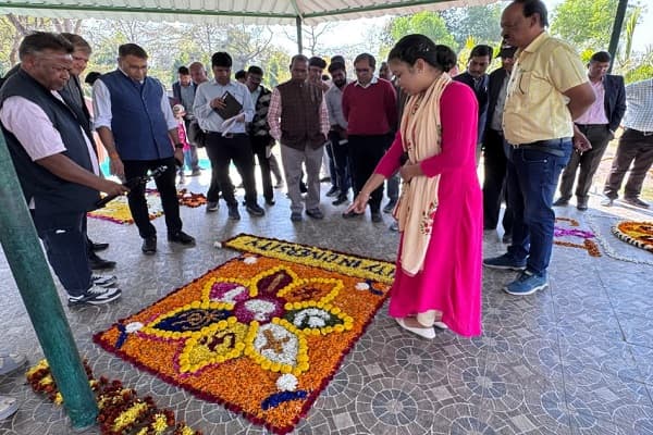 चक्रधरपुर मंडल में फ्लावर शो व पुष्प-पंखुड़ी रंगोली प्रतियोगिता का भव्य आयोजन, रेल जीएम ने किया उद्घाटन, वृक्षारोपण कर दिया पर्यावरण संरक्षण का संदेश