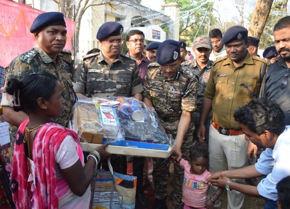 चाईबासा पुलिस की नई पहल, आईईडी विस्फोट में मृतकों और घायलों के परिवारों को रोजगार प्रदान किया।