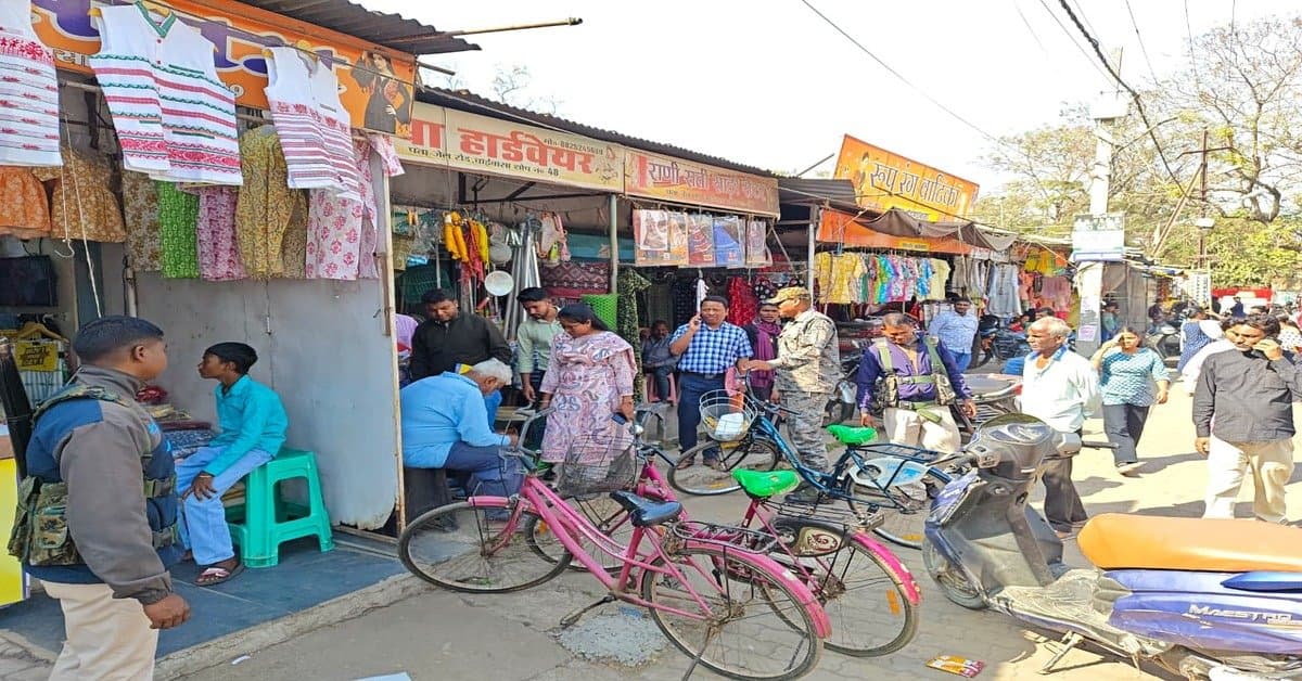 चाईबासा: प्रतिबंधित प्लास्टिक के खिलाफ अभियान, 7500 रुपये का जुर्माना वसूला गया।