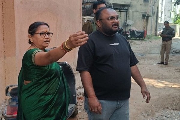 Jamshedpur : काशीडीह में पूजा के लिए निकली महिला से बदमाशों ने छीनी सोने की चेन, कैमरे में कैद हुई वारदात
