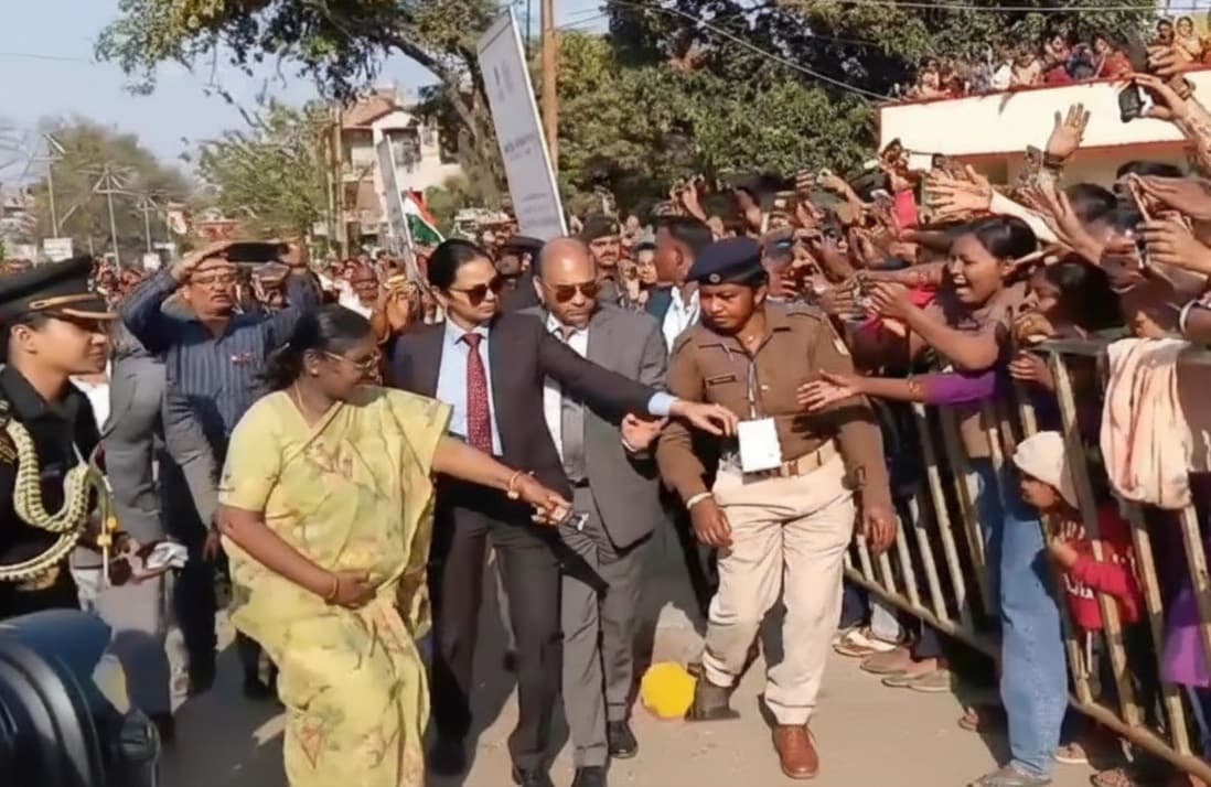 Jamshedpur : बारीडीह में राष्ट्रपति द्रौपदी मुर्मू का गर्मजोशी से स्वागत, गाड़ी रुकवाकर जनता से मिलीं, बच्चों को बांटी चॉकलेट