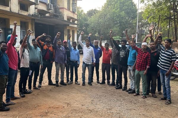 Jamshedpur : विवेक कंस्ट्रक्शन और मजदूरों के बीच वेतन विवाद जारी, त्रिपक्षीय वार्ता में नहीं बन सकी सहमति