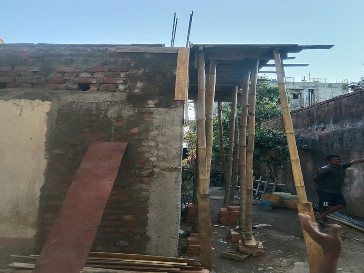JAMSHEDPUR : सुंदरनगर थाना से 300 मीटर की दूरी पर सरकारी जमीन पर चल रहा है अवैध निर्माण कार्य, झामुमो नेता प्रबिर ढाली की लिखित शिकायत पर भी मुंह फेरे हुए है पुलिस, विधायक मंगल कालिंदी तक पहुंचा था मामला