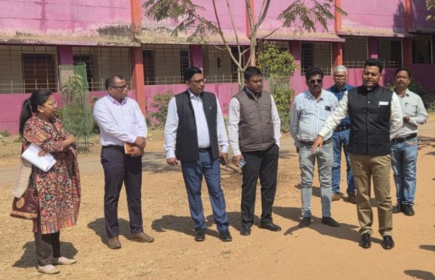 पश्चिमी सिंहभूम डीसी ने किया स्ट्रांग रूम का निरीक्षण