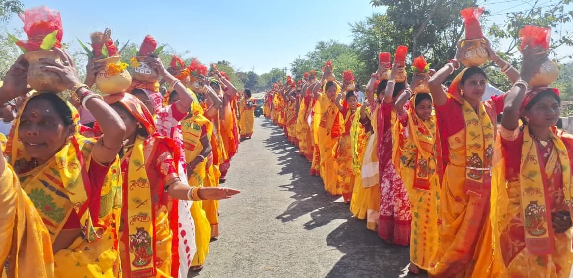 मुहुलडीहा में कलश यात्रा के साथ शुरु हुई श्रीमद्भागवत कथा, राधा-कृष्ण की झांकी से भाव विभोर हुए लोग