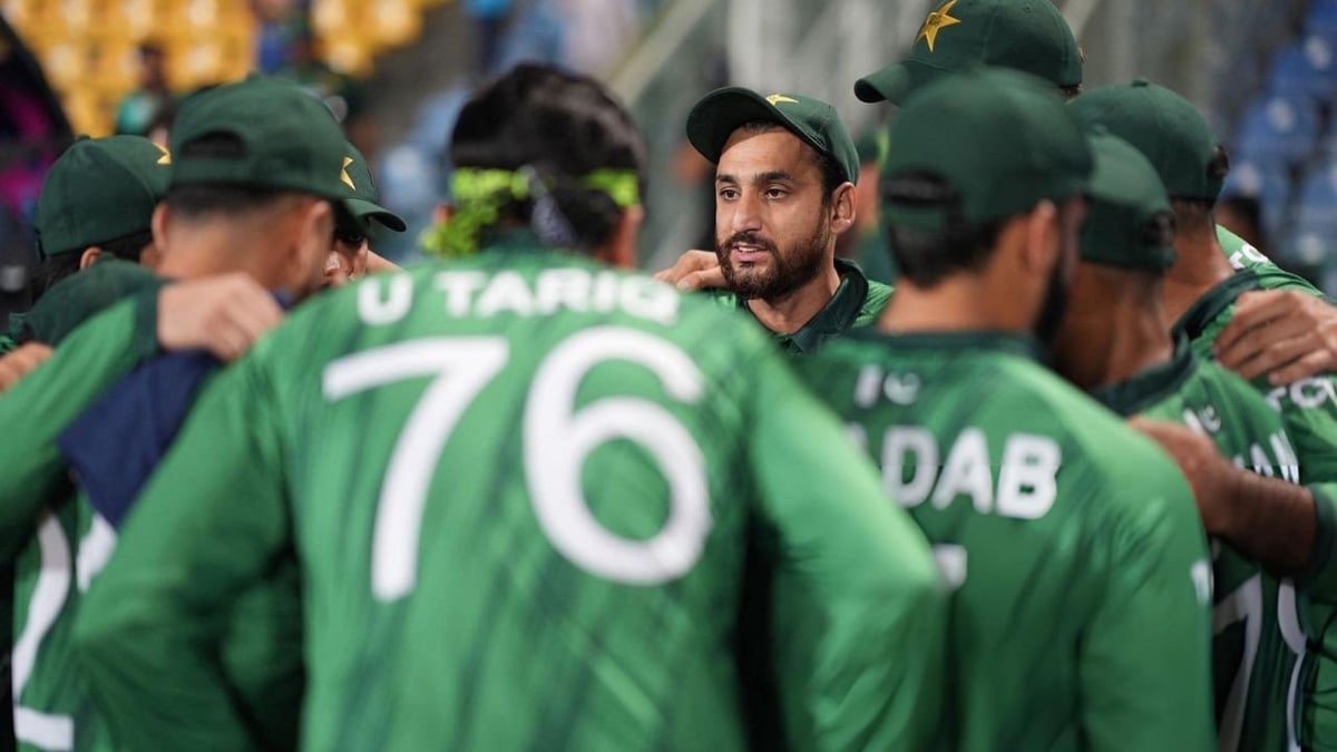 T20 World Cup: इंग्लैंड ने पाकिस्तान के सपनों पर फेरा पानी, 'दूसरों की मेहरबानी' पर टिका पाक! सेमीफाइनल में पहुंचने की उम्मीद अब भी बरकार | T20 World Cup PAK vs ENG Pakistan can reach semi finals even after losing to England PAK vs SL