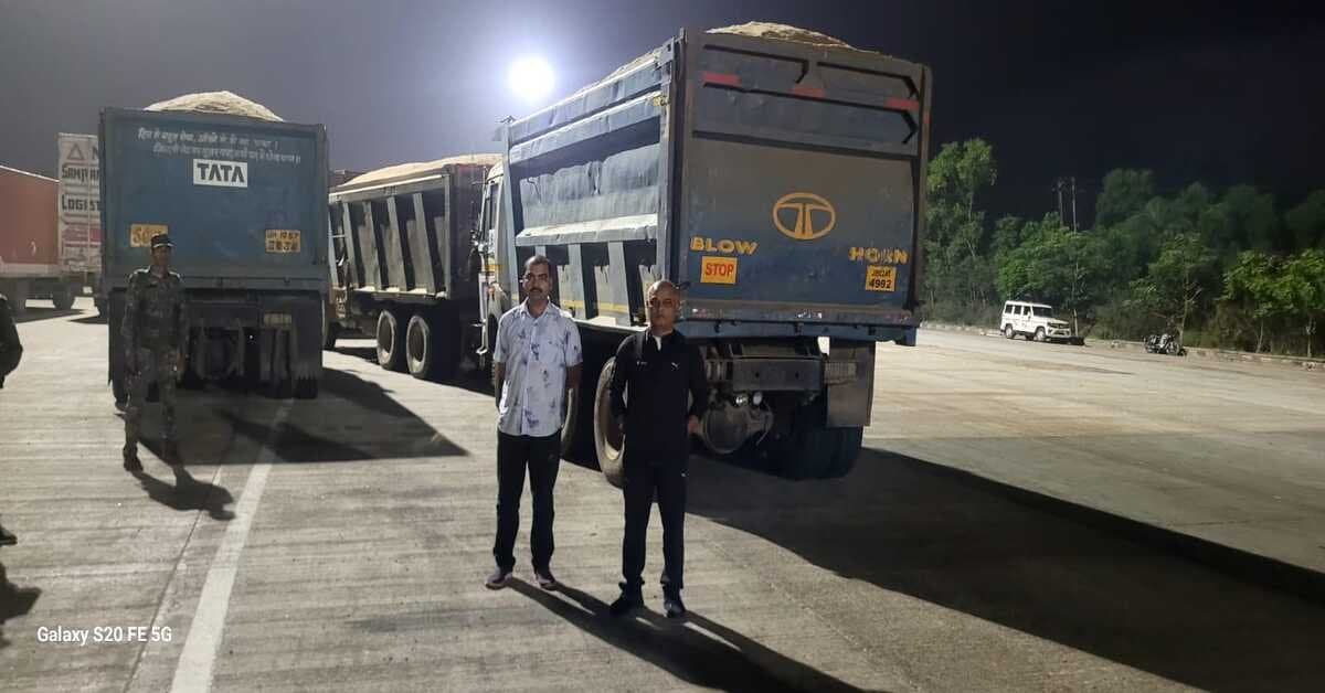 घाटशिला समाचार: SDO ने बालू लदे पांच डंपर किए जब्त, हाईवा के चार चालक गिरफ्तार।