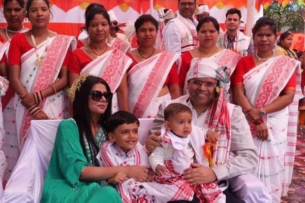 चाईबासा पुलिस लाइन में मनाया गया सरहुल, एसपी अमित रेणु परिवार के साथ रहे मौजूद