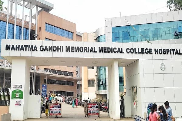JAMSHEDPUR : एमजीएम अस्पताल के रोगी ने चौथे तल्ले से कूदकर की आत्महत्या, घटना के बाद कारणों की जांच कर रही है पुलिस
