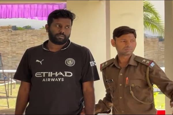 Jamshedpur : कुख्यात गैंगस्टर मनीष सिंह चांडिल के रिसॉर्ट से गिरफ्तार, कई दिनों से जारी लुका-छिपी का अंत, जुगसलाई पुलिस ने चांडिल के पारडीह काली मंदिर के पास दी दबिश