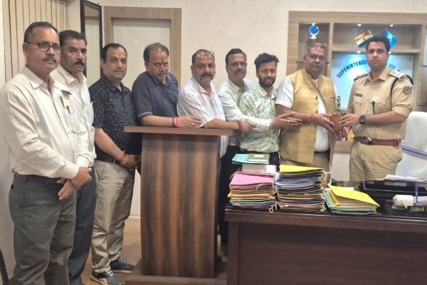 Jamshedpur : जिला मारवाड़ी सम्मेलन ने सिटी एसपी से की मुलाकात, बढ़ती चोरी और किन्नरों की मनमानी पर जताया विरोध