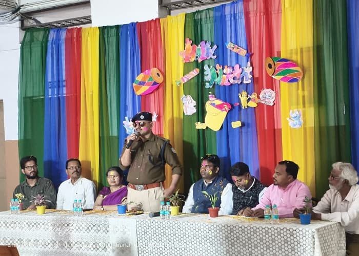 Jamshedpur: विवेकानंद इंटरनेशनल स्कूल में मनाई गई फूलों और गुलाल की होली