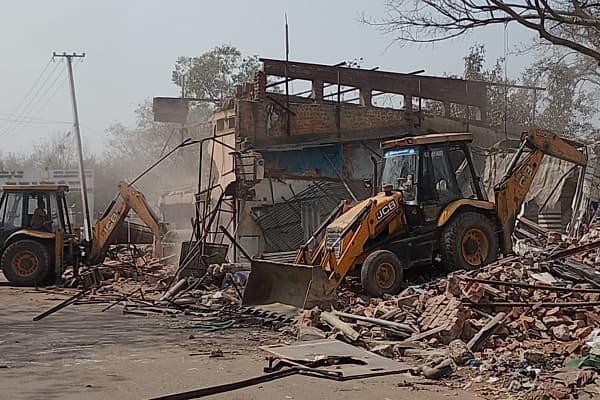 टाटानगर स्टेशन को विश्वस्तरीय बनाने की कवायद तेज, स्टेशन रोड और ट्रैफिक कॉलोनी में मापी अभियान शुरू, अतिक्रमण की जद में आएंगे पेट्रोल पंप और सैकड़ों मकान
