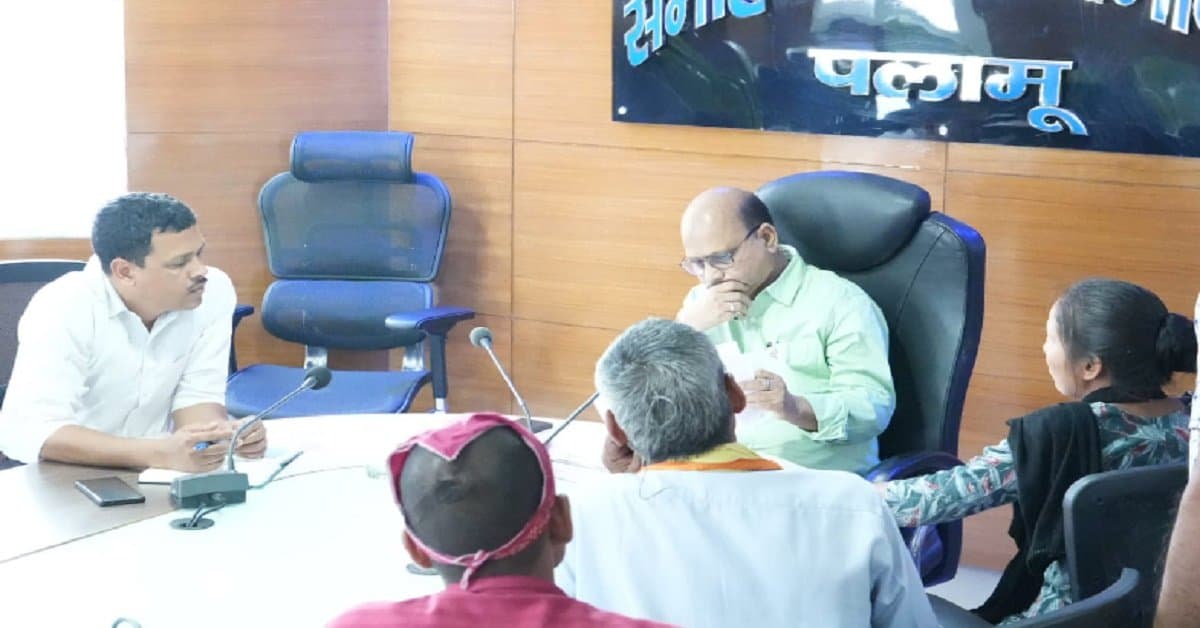 पलामू समाचार: जनता दरबार में फरियादी की आवाज सुनकर डीपीआरओ ने किया रक्तदान