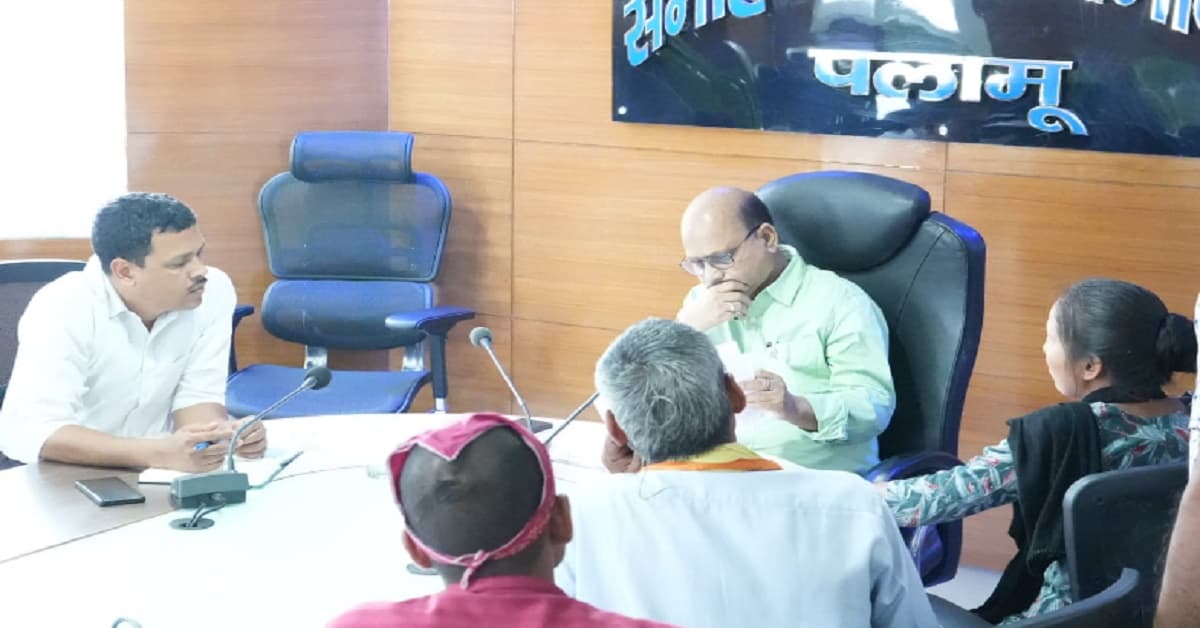 Palamu News: जनता दरबार में फरियादी की पुकार सुन डीपीआरओ पहुंचे ब्लड बैंक, किया रक्तदान