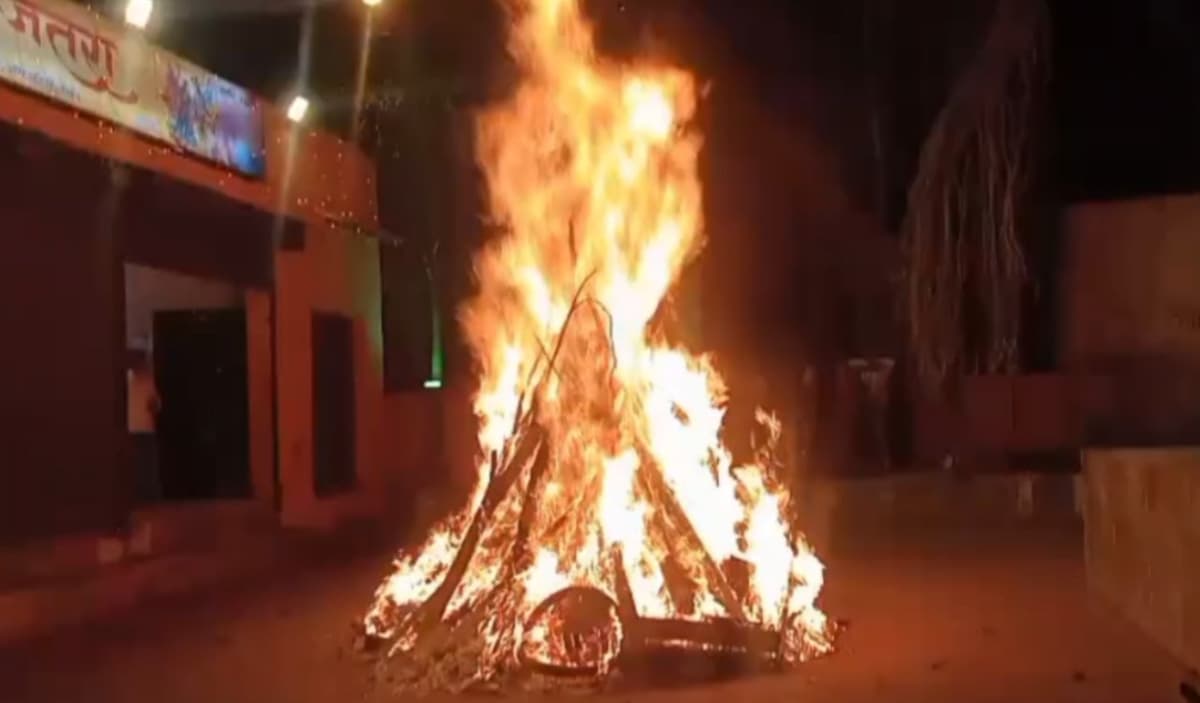 500 साल पुरानी परंपरा के तहत फगुआ काटा, होलिका जलाई गई » दृष्टि नाउ
