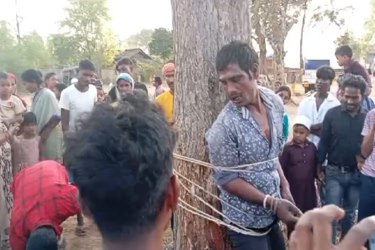 खूंटी में बच्चा चोरी के शक में युवक की पिटाई, पुलिस ने मौके पर पहुंचकर बचाई जान
