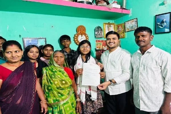 आजसू ने मैट्रिक टॉपर प्रियांशु कुमारी को सम्मानित किया