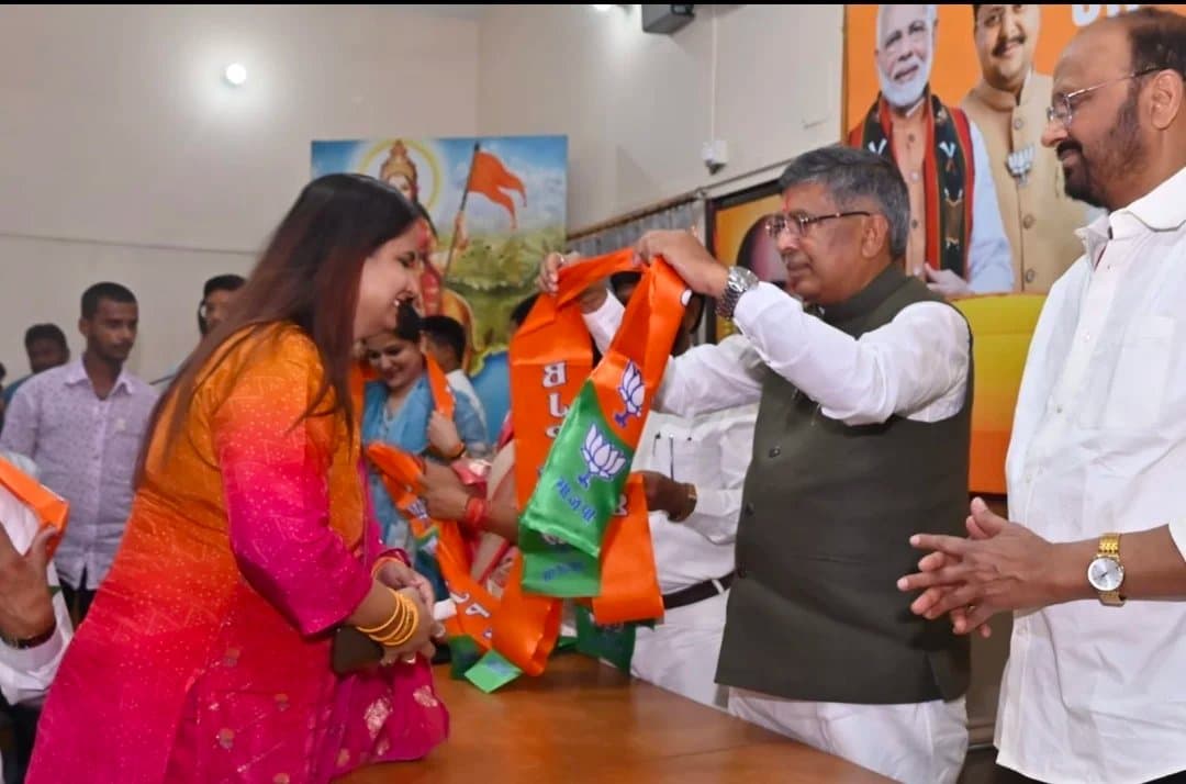 कांग्रेस को बड़ा झटका, फुसरो की पार्षद रश्मि सिंह सैकड़ों समर्थकों के साथ BJP में शामिल हुईं।