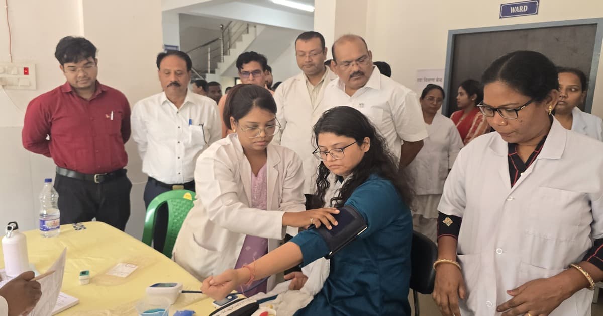 Chakradharpur News : रक्तदान शिविर में 40 यूनिट रक्त हुआ संग्रह; अब हर माह 24 तारीख को लगेगा ब्लड डोनेशन कैंप