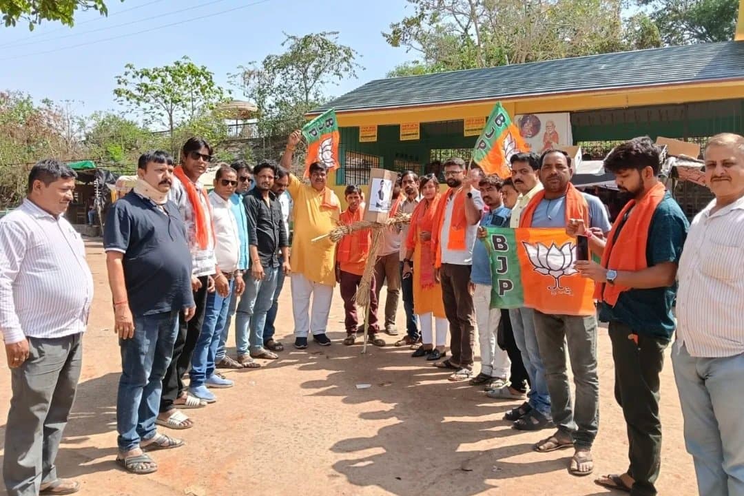 जामताड़ा में पेपर लीक पर सियासी हंगामा, भाजयुमो ने किया मुख्यमंत्री का पुतला दहन, सीबीआई जांच की मांग बढ़ी
