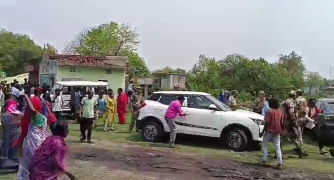 Dhanbad के टांडाबाड़ी में भू-धसान के बाद भड़का आक्रोश, बीसीसीएल अधिकारियों पर पथराव
