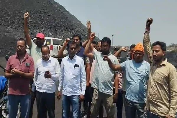 धनबाद के बरोरा में पिलर काटकर कोयला निकालने पर ग्रामीणों ने बीसीसीएल का काम रोका