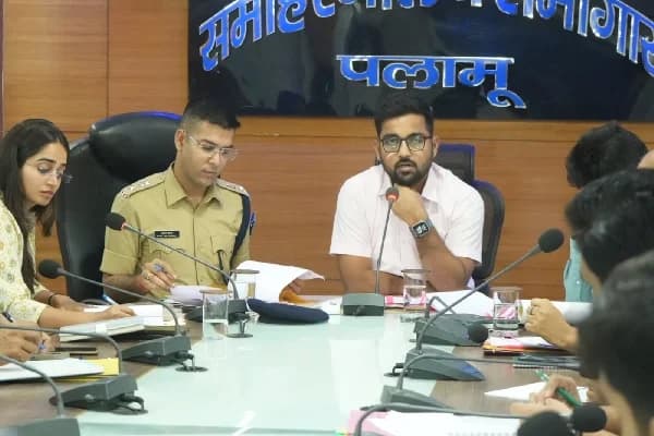 पलामू में अवैध खनन पर जीरो टॉलरेंस, DC बोले- कानून से बाहर एक कदम भी नहीं