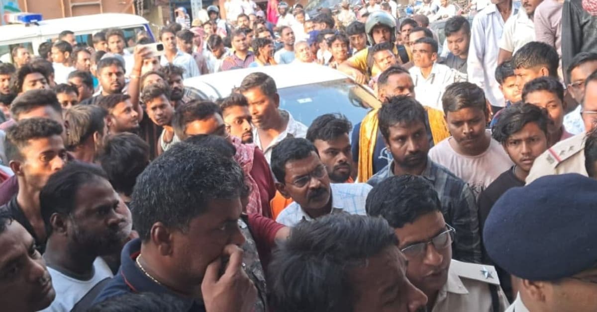 Ramgarh Crime News: खरीददार बनकर जेवर दुकान में घुसे डकैत; आभूषण तो ले भागे, लेकिन दो चढ़ गए ग्रामीणों ने हत्थे